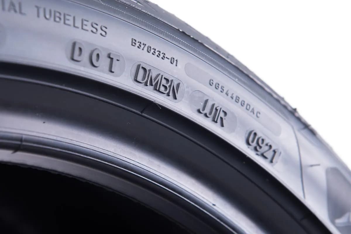 Gdzie jest rok produkcji opony? Odkryj, jak go znaleźć na oponie