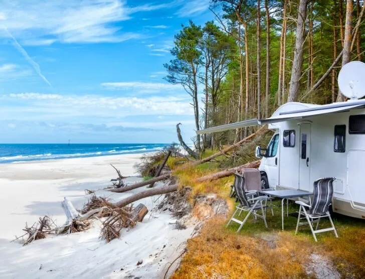 Gdzie jechać kamperem na weekend? Odkryj najlepsze miejsca w Polsce