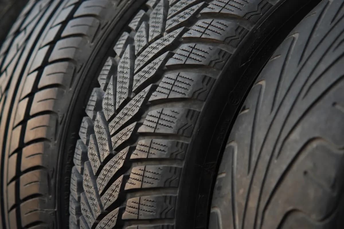 Jak rozpoznać oponę zimową? Kluczowe cechy, które musisz znać