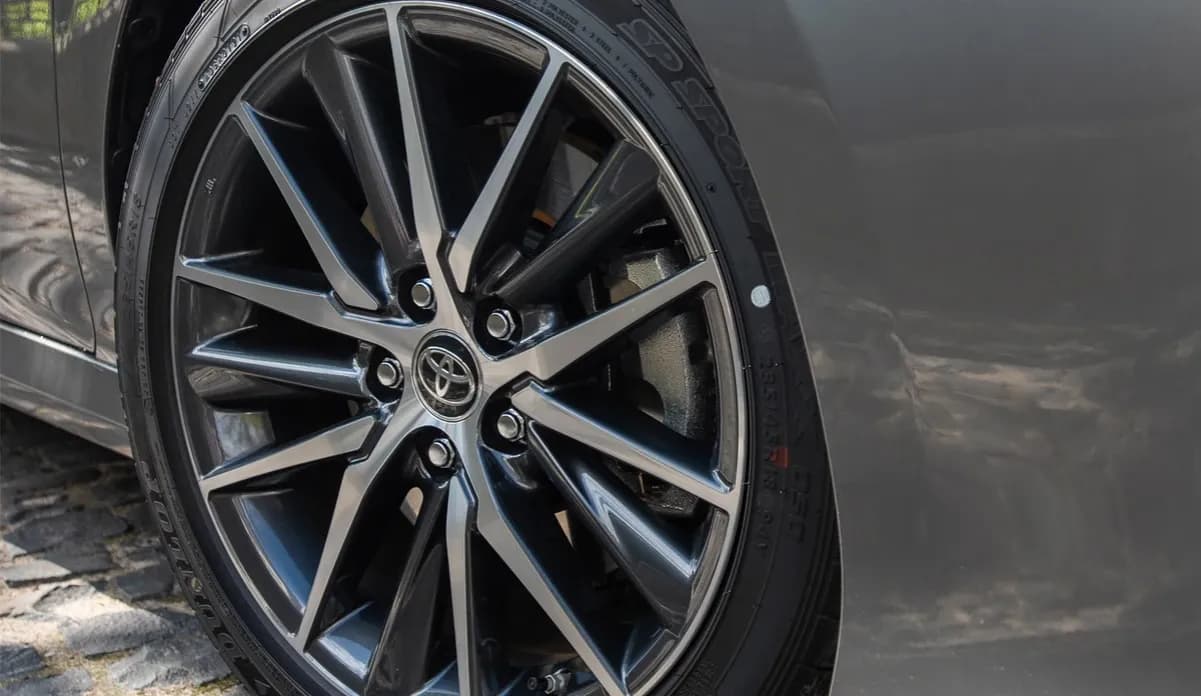 Co oznacza czerwona kropka na oponie i dlaczego jest ważna?