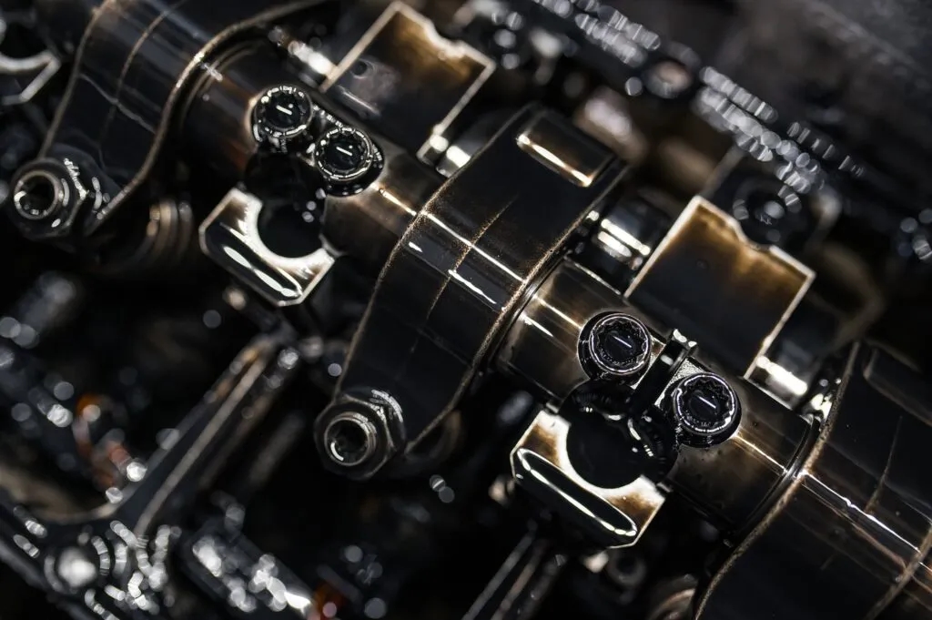 Jak zrobić płukankę silnika: krok po kroku i kiedy warto ją użyć